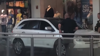 Egy amerikai bevásárlóközpont második emeletén közlekedett autójával egy idős asszony
