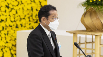 Elkapta a koronavírust a japán miniszterelnök