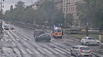 Szirénázó mentőautóval ütközött egy autó az Andrássy úton