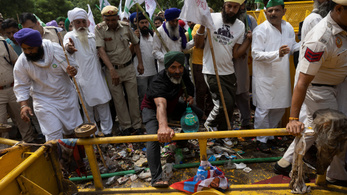 Erőszakba torkollott a gazdatüntetés, több ezer indiai földműves tört át barikádokat