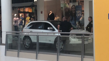 Autóval hajtott a bevásárlóközpont második emeletére egy idős nő