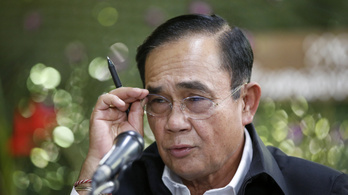 Megbuktatta az ellenzék a thaiföldi kormányfőt