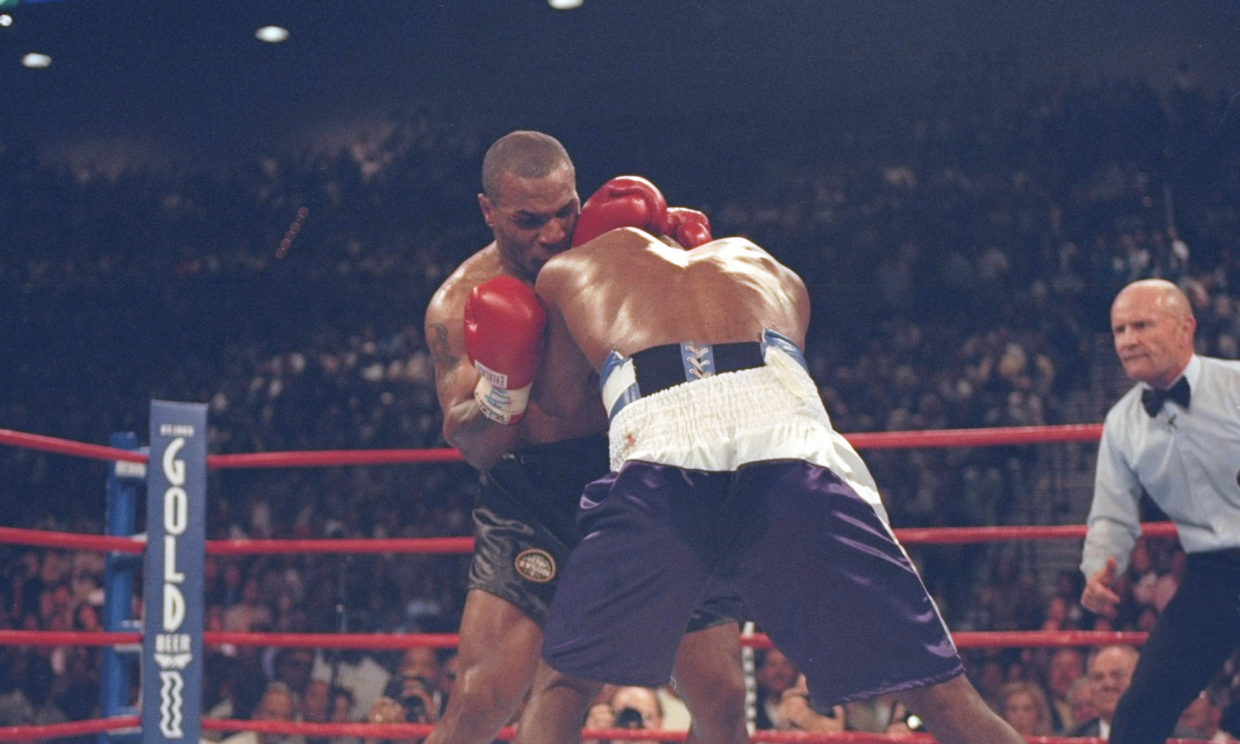Mike Tysont diszkvalifikálták, mert megharapta Holyfield fülét. Hogyan történt az eset?