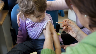 Több mint százezer gyermek halálát okozza évente, elkészült ellene a védőoltás