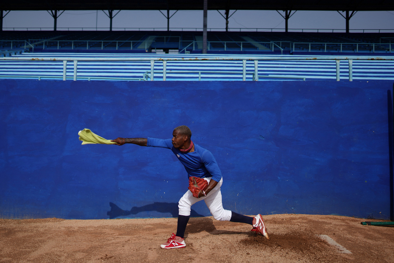David Mena, az Industriales baseballcsapat tagja gyakorol egy mérkőzés előtt a havannai Latinoamericano stadionban. Kuba, 2022. május 21. 