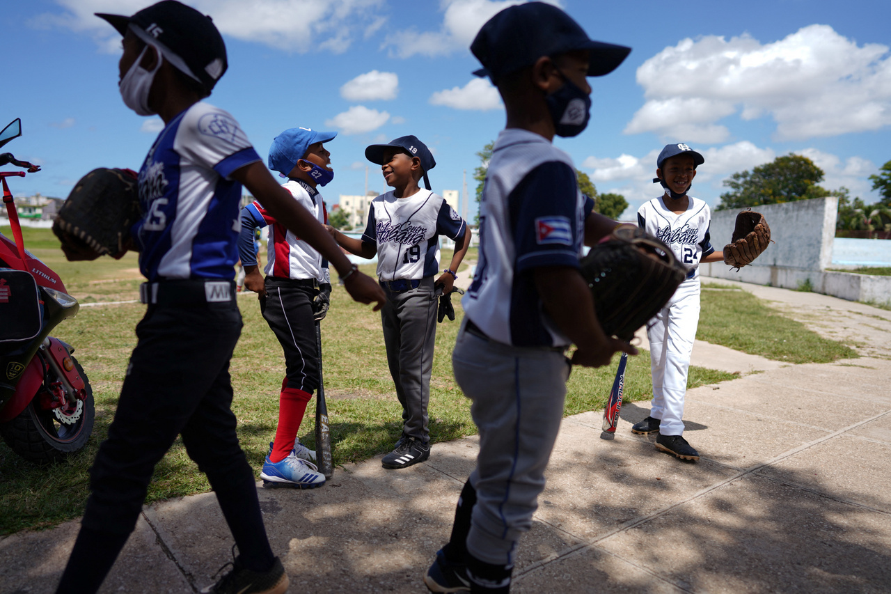 Gyerekek beszélgetnek a baseball-edzés előtt Havannában. Kuba, 2022. május 11.
                        
