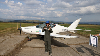 Új Guinness-rekord született, egyedül repülte körbe a Földet egy tizenéves pilóta