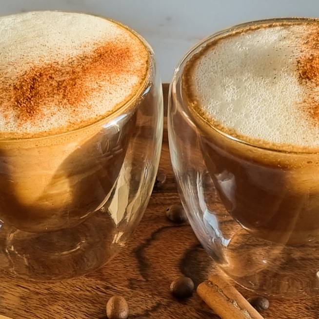 Édes és fűszeres mandulavajas latte: minden beszélgetést megfűszerez