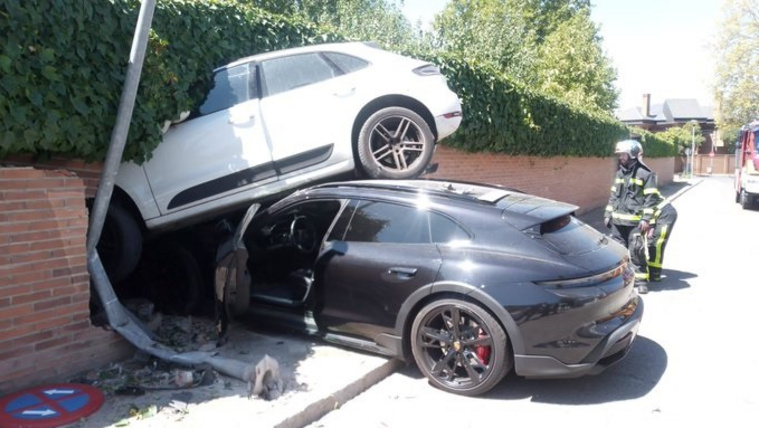 Téglafalban állapodott meg két méregdrága Porsche