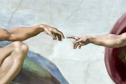 Sokan nem is sejtenék, mit jelképezhet az ujjak távolsága Michelangelo freskóján: 8 érdekes tény a jelenetről