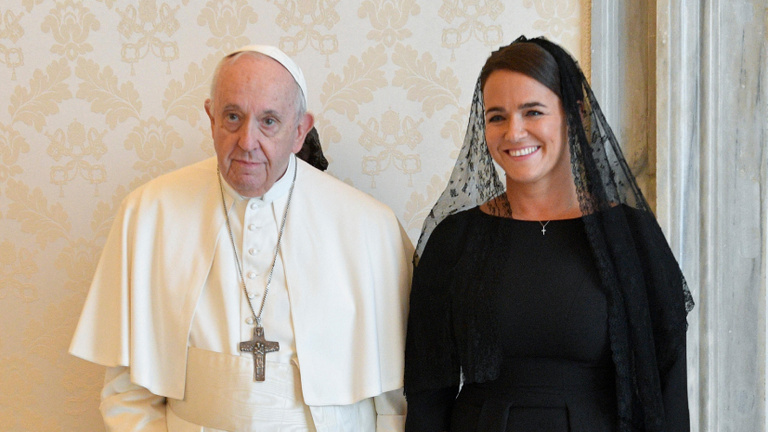 Miért kellett fátylat viselnie Novák Katalinnak a pápánál?