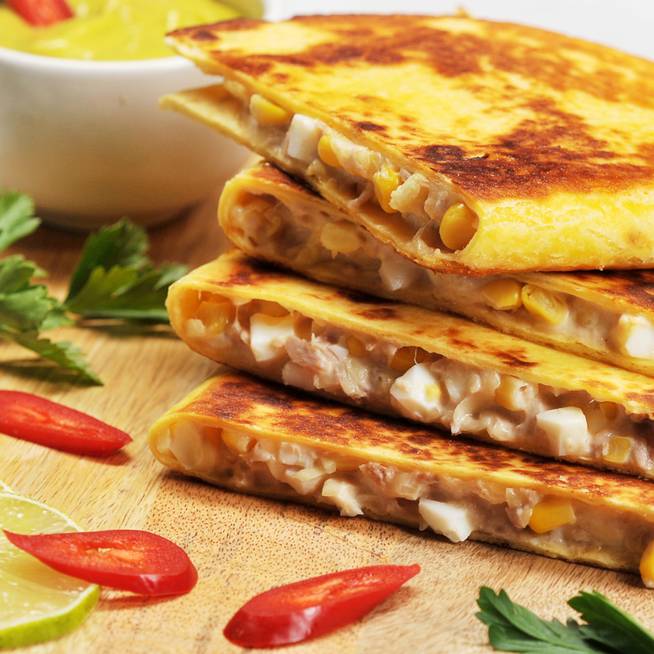 Isteni tonhalas-sajtos quesadilla: kész tortillalapokból pillanatok alatt kész
