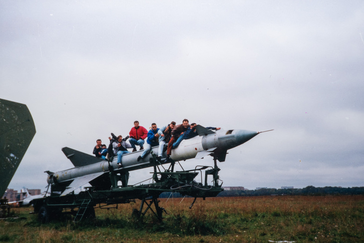 Elvileg ez egy Sz-25 föld-levegő rakéta Hogyinkán, méltatlan testhelyzetben. Hogyinkát persze nem egy valódi múzeumként kell elképzelni: ez egy elhagyott reptér volt, elhagyatott, pusztuló gépekkel