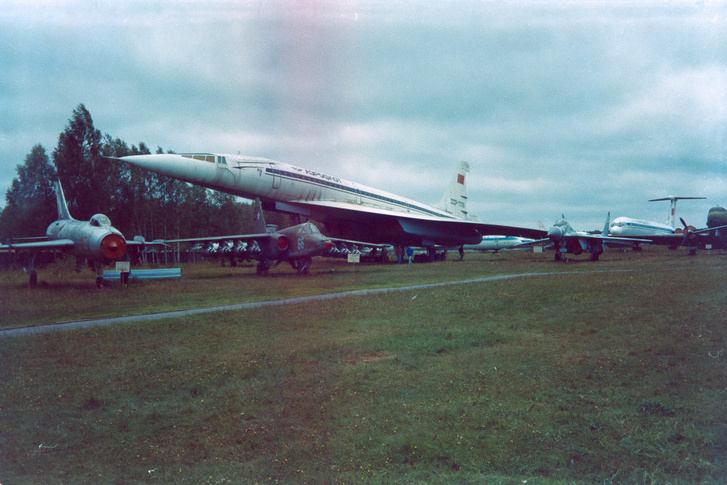 A Tu-144-es szuperszonikus utasszállító szédítően magas, furcsa volt élőben látni, pedig annyit néztük Kudlik Juli mögött a Delta című tudományos műsor háttérképeként. Előtte a a MiG-21-esnek látszó tárgy valójában egy Szu-7B vadászbombázó, a bevált formák reciklálása bevált módszer volt a MIG-Szuhoj vonalon. Mellette a Szu-25, ami tulajdonképpen egy repülő tank, iszonyatos tűzerővel. A kép szélén jobbra pedig a MiG-29 legeslegelső prototípusa
