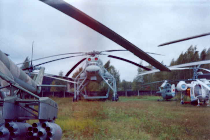 Repülő daru: a Mi–10 elhurcolt 15 tonnát, úgyhogy egy közepes autóbusszal is boldogult, de azért volt 28 utasnak is hely a fedélzetén. Katonai és civil építkezésekre, nehéz dolgok szállítására tervezték: interkontinentális rakéták és hasonlók. Hajtóműve azonos volt a Mi–6-os helikopterével