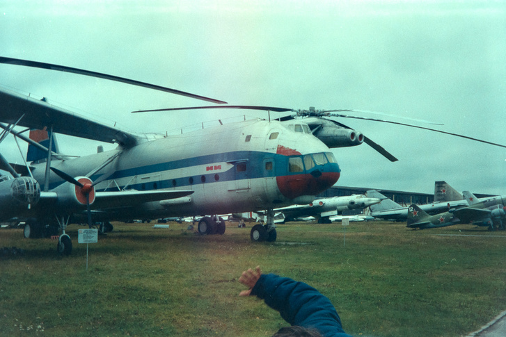 A Mi–12 tulajdonképpen két helikopter: a szárnyak végén egy-egy teherszállító MI–6-os dupla hajtóműve található (így farokrotorra nem volt szükség), egyenként 6500 lóerőnyi teljesítménnyel. Valójában a V–12 a pontos típusjelzés, ezt kapták a prototípusok, a szériagyártmány lett volna a Mi-12 – ha lett volna
