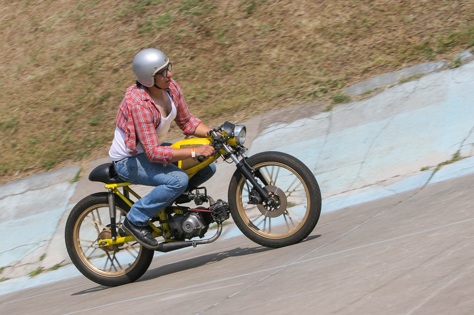 A Mavis Bikes készítette a szexi kis hibridet - motorja egyhengeres, négyütemű