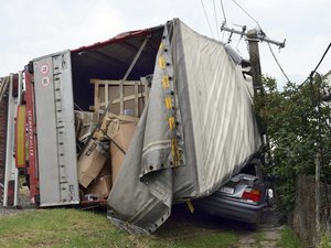 Háznak csapódott egy kamion Kisunyomnál