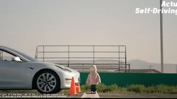 A Tesla felháborodott a felvételeken, amiken autóik gyerekbábukon hajtanak át