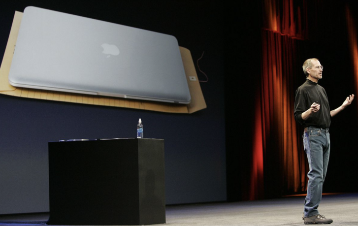 Steve Jobs az első MacBook Air prezentációján
