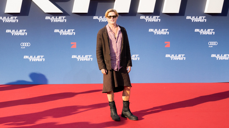 Brad Pitt és a többiek: egyre több férfi hord szoknyát
