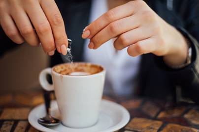 Rossz hír azoknak, akik édesen isszák a kávét: cukorhiány várható, és a kávé is tovább drágulhat