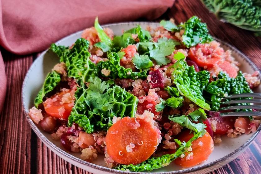 Maradékmentő saláta az egész délután tartó energiáért: quinoa az alapja