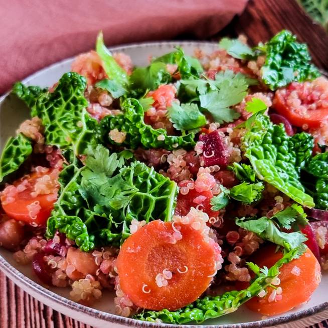 Maradékmentő saláta az egész délután tartó energiáért: quinoa az alapja