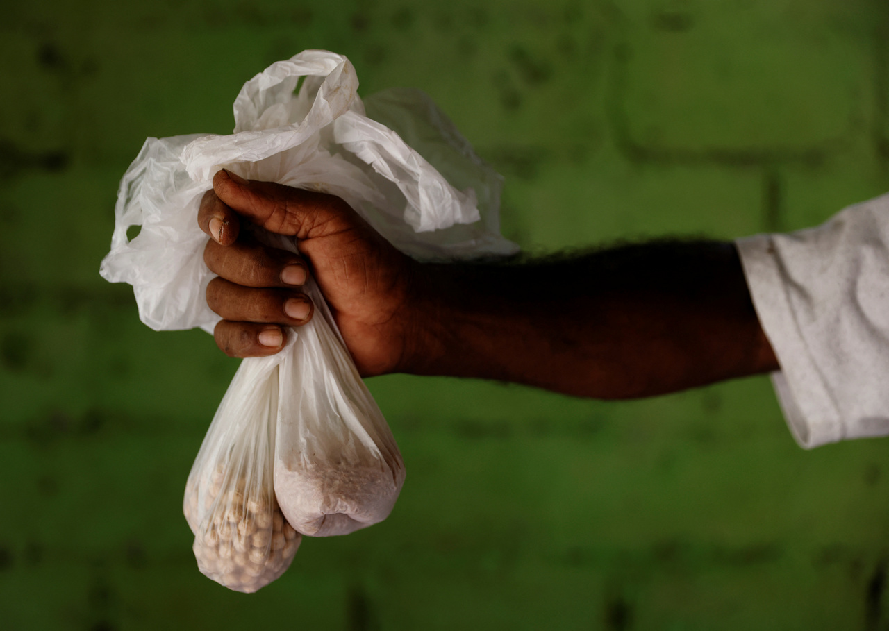 Vidyathipathige Nihal kezében egy kis zacskó csicseriborsó és egy zacskó rizs. Mindössze ennyiből tud ételt készíteni ezen a napon családjának. Colombo 2022.08.02. 