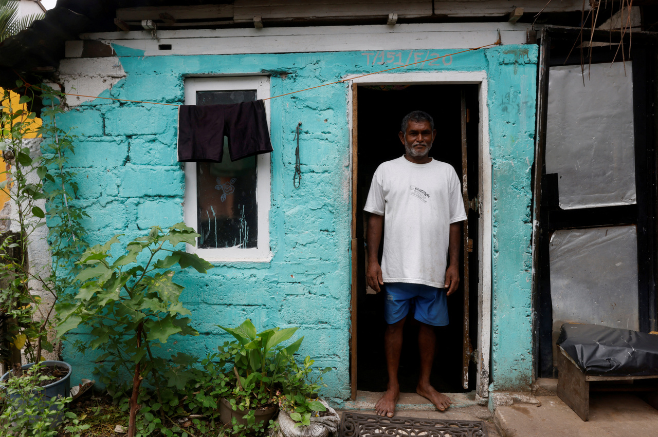 A 62 éves Vidyathipathige Nihal áll szerény colombói hajléka ajtajában. A szerencsétlen férfitől nemrégiben ellopták gázrezsóját és palackos gázát, így kénytelen azóta fával főzni. Colombo 2022.08.02.