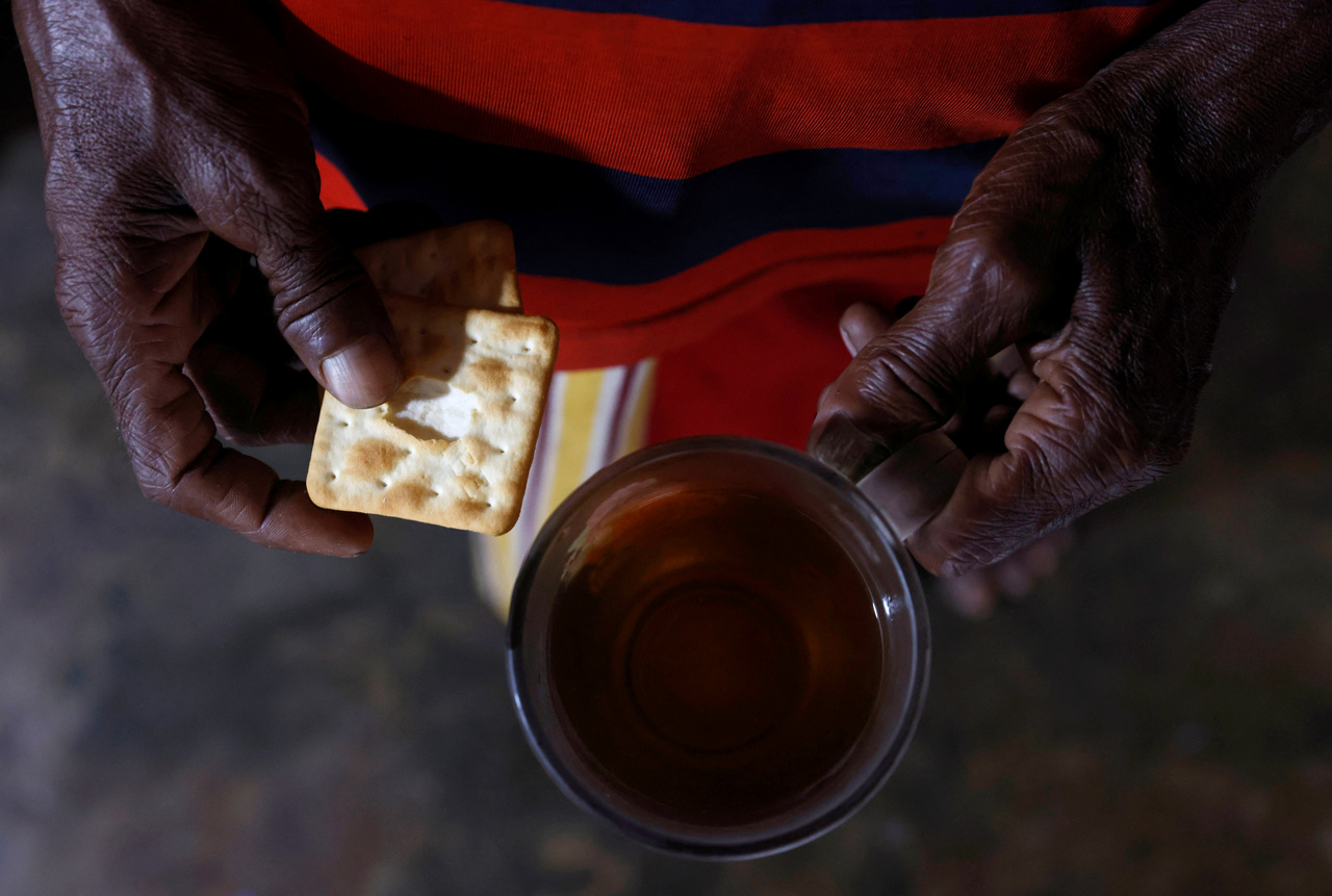  Gamage Rupawathi férje tart a kezében egy csésze teát és néhány darab kekszet. Gyakran mindössze ennyiből áll a napi étkezése, mióta a gazdasági válság elérte Sri Lankát. Colombo 2022.08.02.