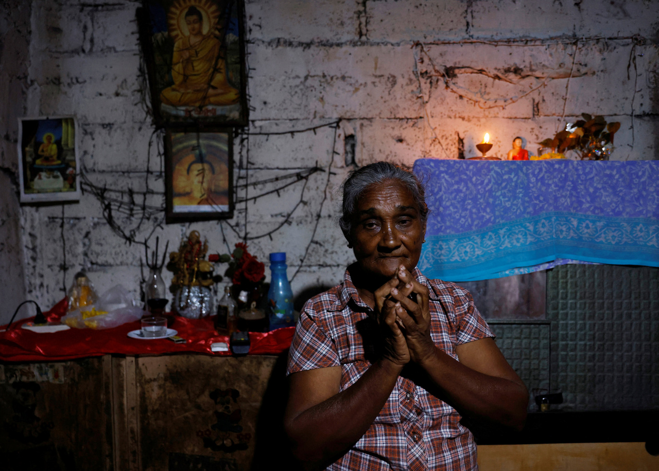 A Sri Lankát sújtó válság mielőbbi befejezéséért imádkozik házi Buddha oltára előtt ez az 58 éves nő.Colombo 2022.08.04.
