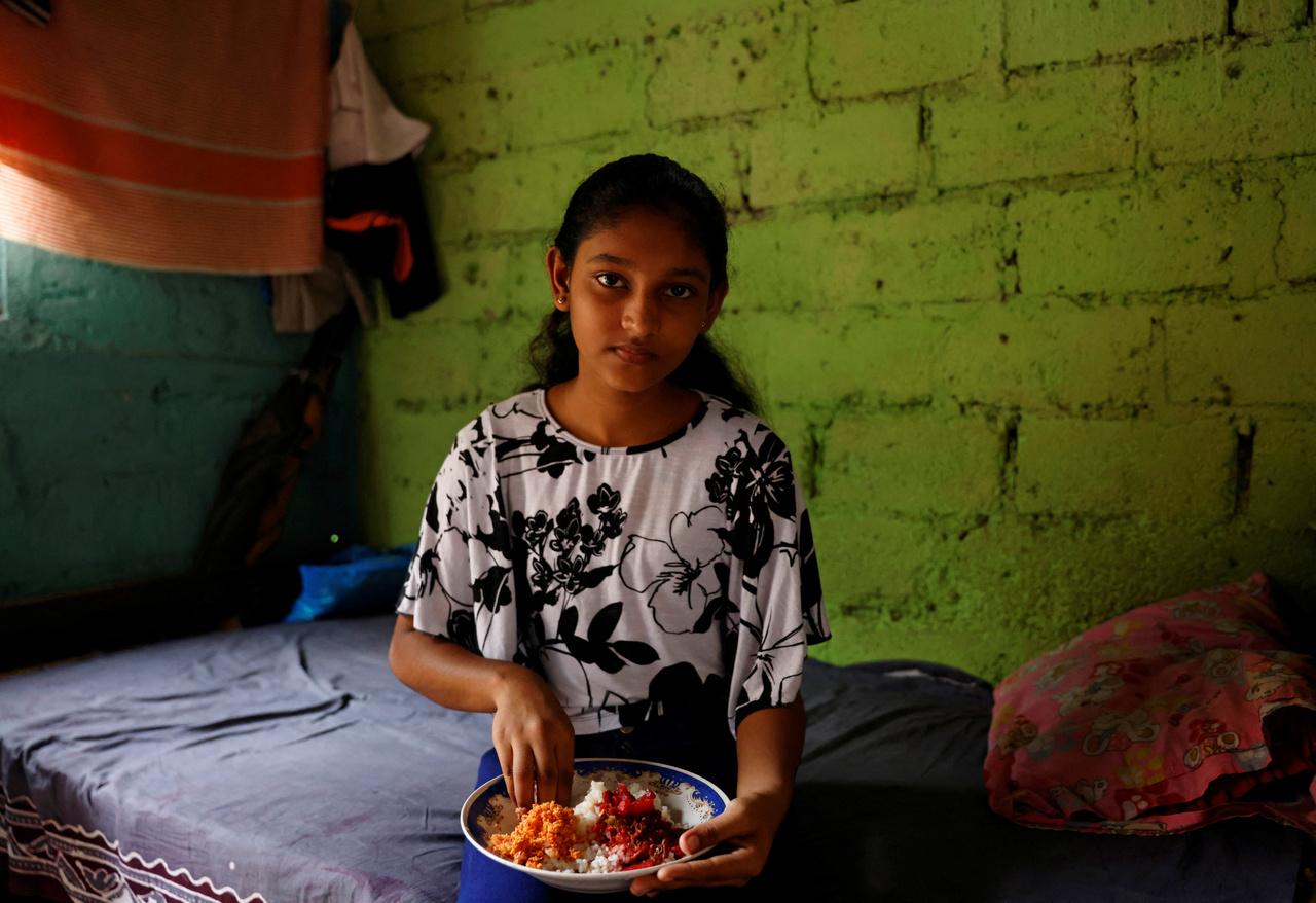 A 14 éves Dilhani eszi szerény ebédjét, amelyet anyja készített számára Colombóban 2022.08.07.