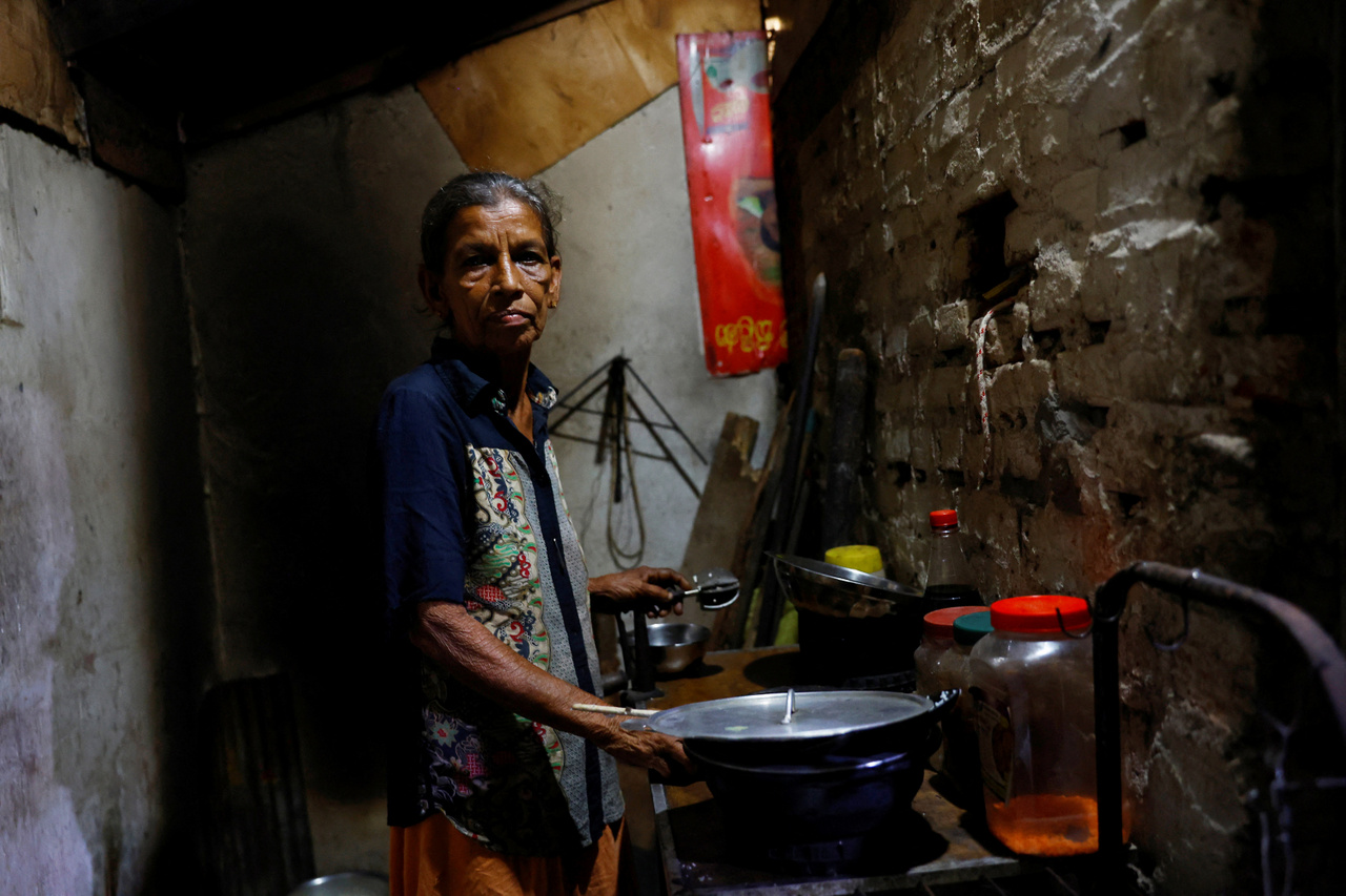 A képen a 68 éves Manel Peiris látható konyhájában. Súlyos szívbeteg, akinek naponta kell gyógyszert szednie. Azonban mára már olyan drága lett a gyógyszer Sri Lankán, hogy mindössze egy heti adagot tud csak megvenni. Colombo 2022.08.02.