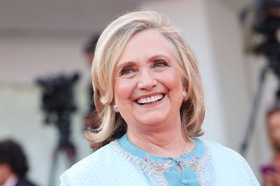 A 74 éves Hillary Clinton babakék ruhában ment a velencei filmfesztiválra: ilyen estélyiket viseltek a sztárok