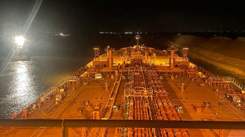 Újabb hajó akadt el a Szuezi-csatornán