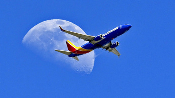 Meztelen képet küldött körbe Air Dropon egy utas a repülőn – videó