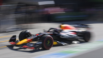 Verstappen hazai pályán, füstgránátok között szerzett pole-t