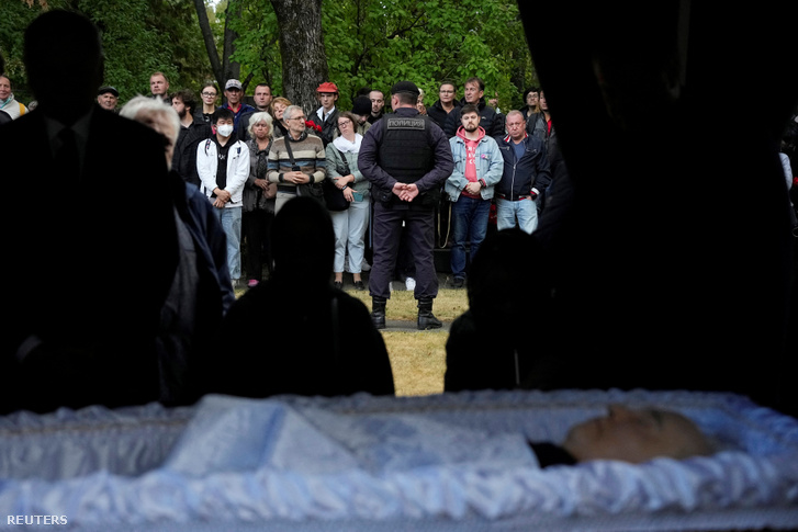 Egy rendőr őrt áll Mihail Gorbacsov volt szovjet elnök temetésén a moszkvai Novogyevicsi temetőben, 2022. szeptember 3-án.