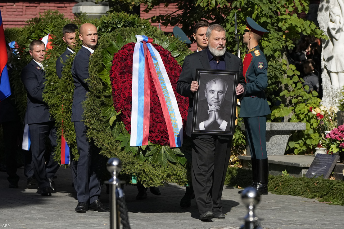 Dmitrij Muratov (J) Nobel-békedíjas újságíró Mihail Gorbacsov volt Szovjetunió elnökének portréját hordozza a moszkvai Novogyevicsi temetőben 2022. szeptember 3-án tartott temetésén.