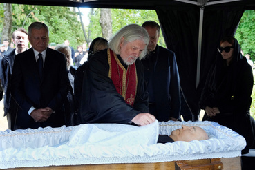 Egy ortodox pap vezeti az istentiszteletet Mihail Gorbacsov volt Szovjetunió elnökének temetésén a Novogyevicsi temetőben Moszkvában 2022. szeptember 3-án.
