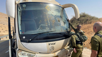 Egy izraeli katonákat szállító buszra lőttek, heten megsérültek