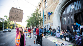 Virrasztással és tüntetéssel indult a hét négy budapesti gimnáziumban