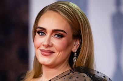 Adele sminkben és anélkül: nagy a különbség a kifestett és a természetes arca között