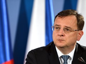 A cseh exkormányő elismerte: viszonya van a kabinetfőnökével