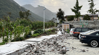 Hatalmas földrengés rázta meg Kínát, legalább 21 ember meghalt