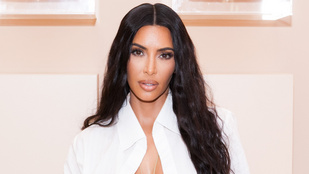 Kim Kardashian letolt nadrágban, csupasz fenékkel borzolja a kedélyeket