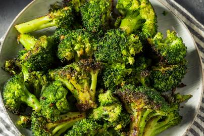 Parmezánnal és fokhagymával sült brokkoli: izgalmas köret húsok mellé