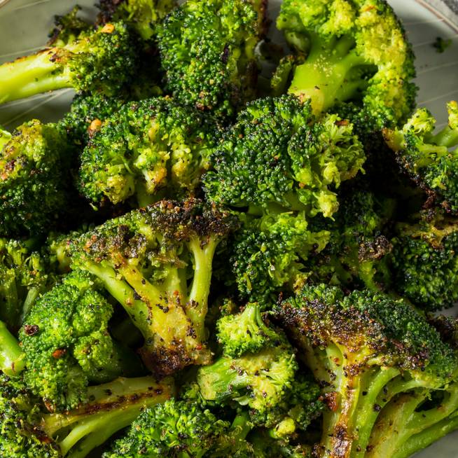 Parmezánnal és fokhagymával sült brokkoli: izgalmas köret húsok mellé
