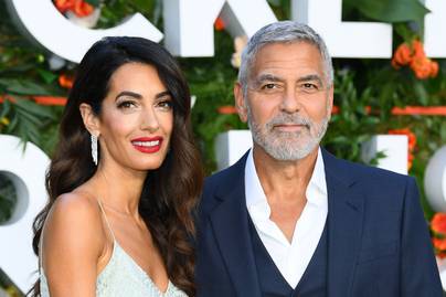 Amal Clooney csillogó estélyiben pózolt férje oldalán: Julia Robertscel is fotózkodott a premieren